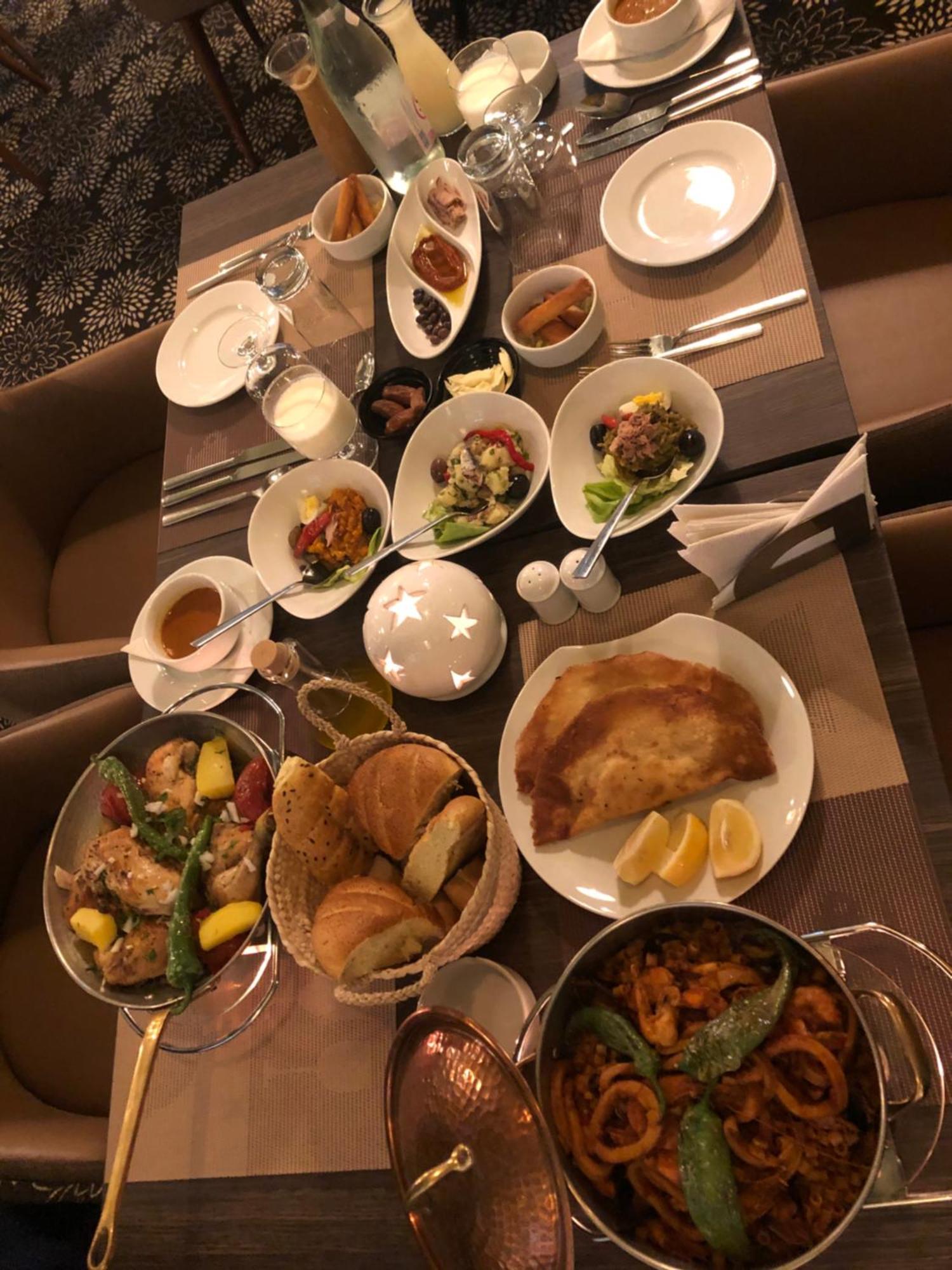 Hotel La Maison Blanche Tunis Exterior photo A selection of dishes at the restaurant
