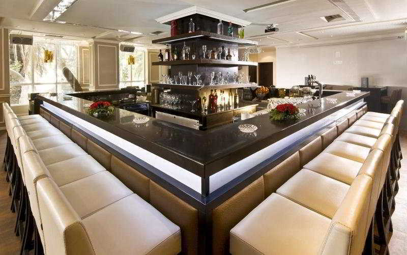 Hotel La Maison Blanche Tunis Exterior photo The bar at the restaurant