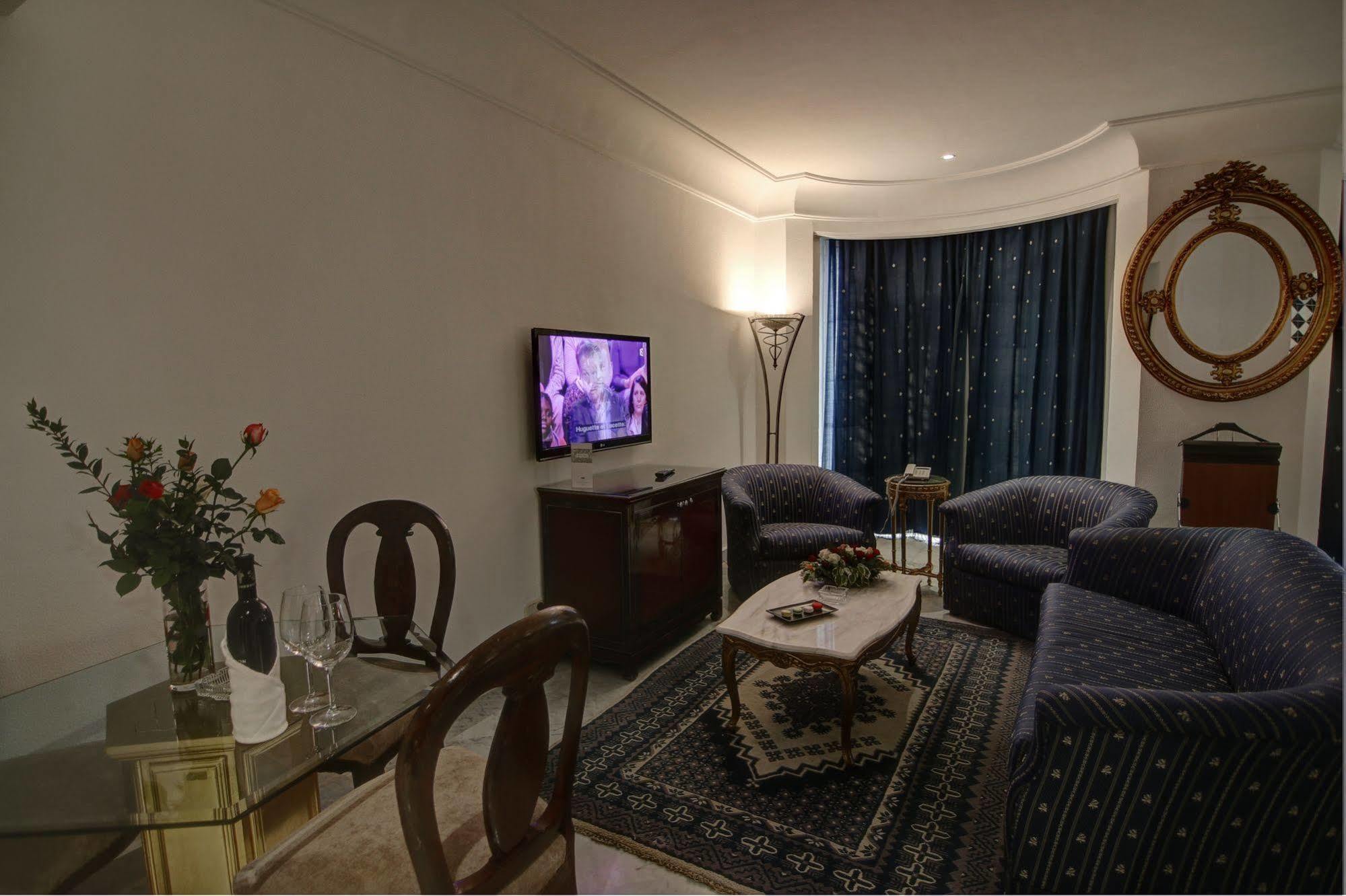 Hotel La Maison Blanche Tunis Exterior photo A living room in a hotel
